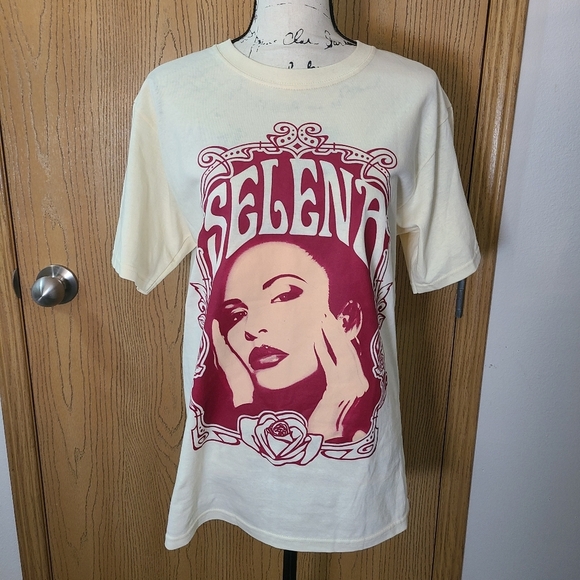 Tops - Selena Como la Flor rose face Graphic T-shirt